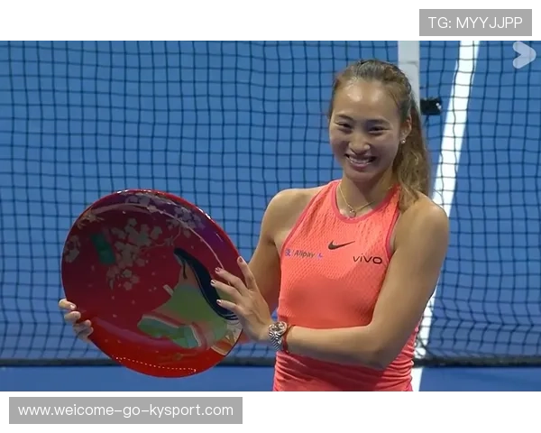 举重冠军领奖把奖杯举断