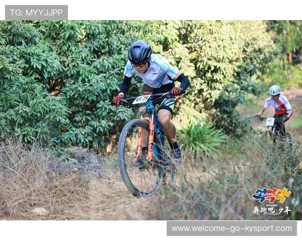 自行车少年遭遇跌倒仍推车跑完全程，精神感动全场