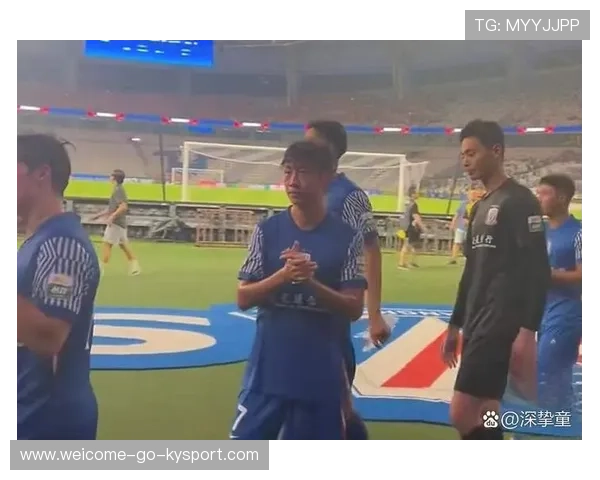 足球门将发球失误直接送礼，教练和球迷的心碎瞬间